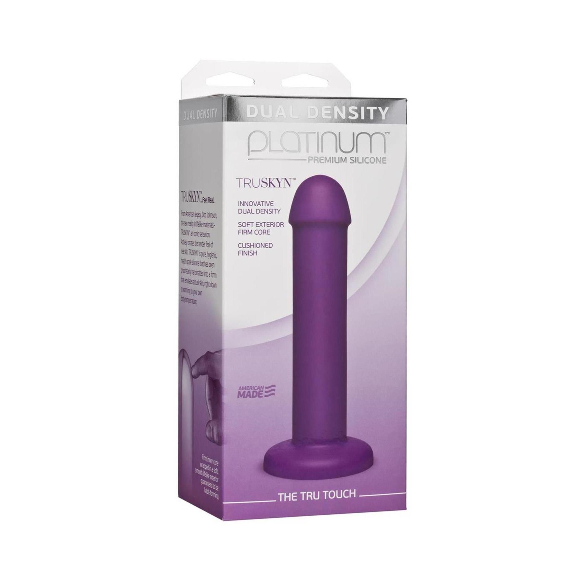 Lila Dildo in Verpackung. Aufschrift: TRUSKYN, Platinum, Dual Density. Weiche Außenhaut, fester Kern.