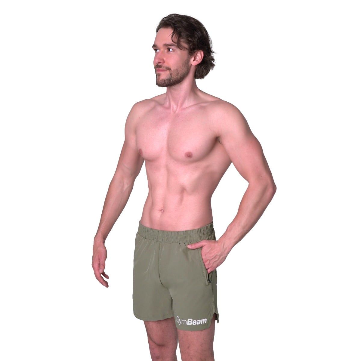 Grüne Herren-Shorts mit GymBeam-Logo, seitlich getragen.