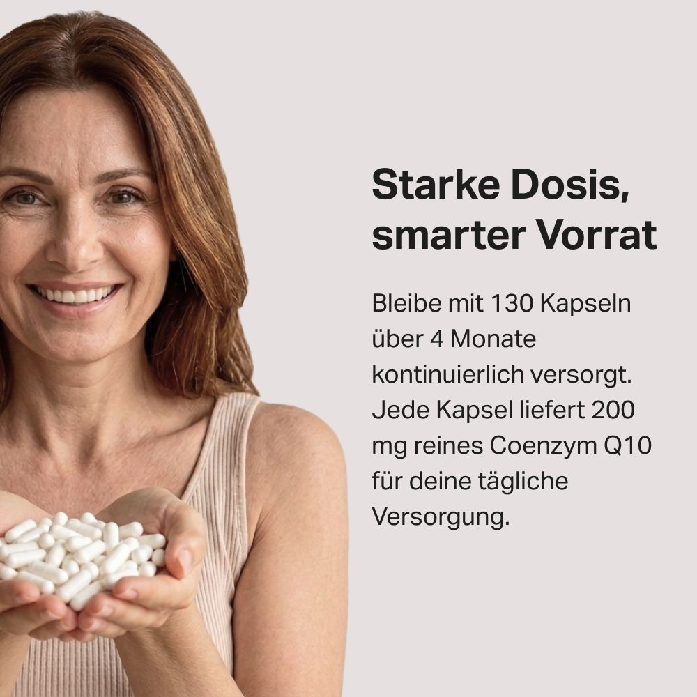 Frau hält Hände voll weißer Coenzym Q10 Kapseln. Text spricht von "130 Kapseln" Vorrat.