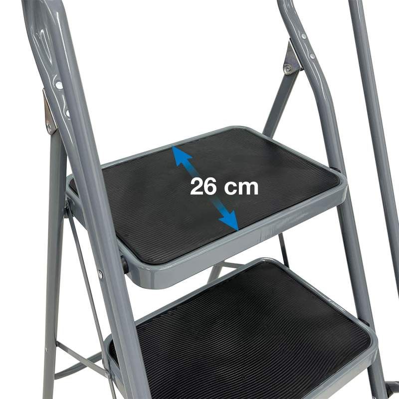 Nahaufnahme einer Stehleiter-Trittfläche. Breite: 26 cm.