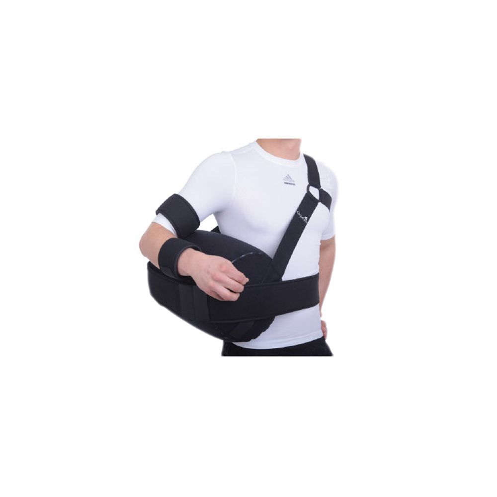 Schulter-Arm-Orthese, schwarz. Besteht aus Armmanschette, Schultergurt und Brustgurt. Person trägt Orthese.
