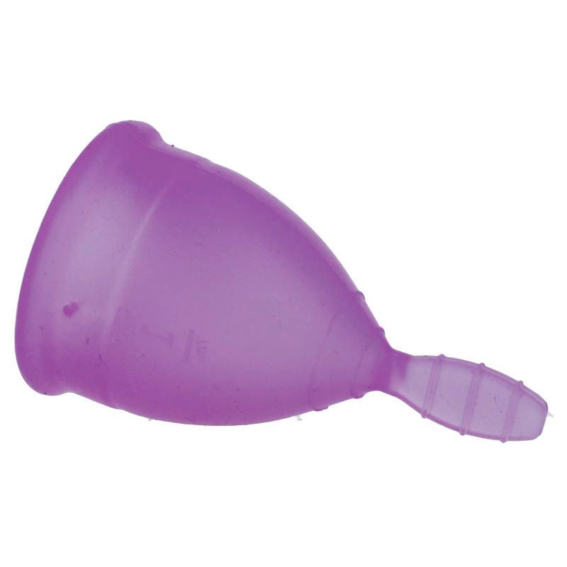 Lila Menstruationstasse. Kegelförmig mit Stiel. Aus medizinischem Silikon.