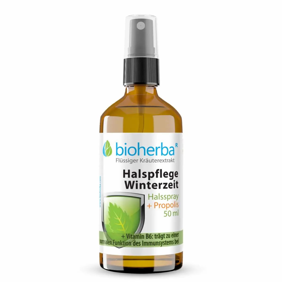 Braune Glasflasche mit Sprühkopf. Etikett mit Produktname, Logo und Inhaltsangaben. "Halspray + Propolis" und "50 ml" sichtbar.