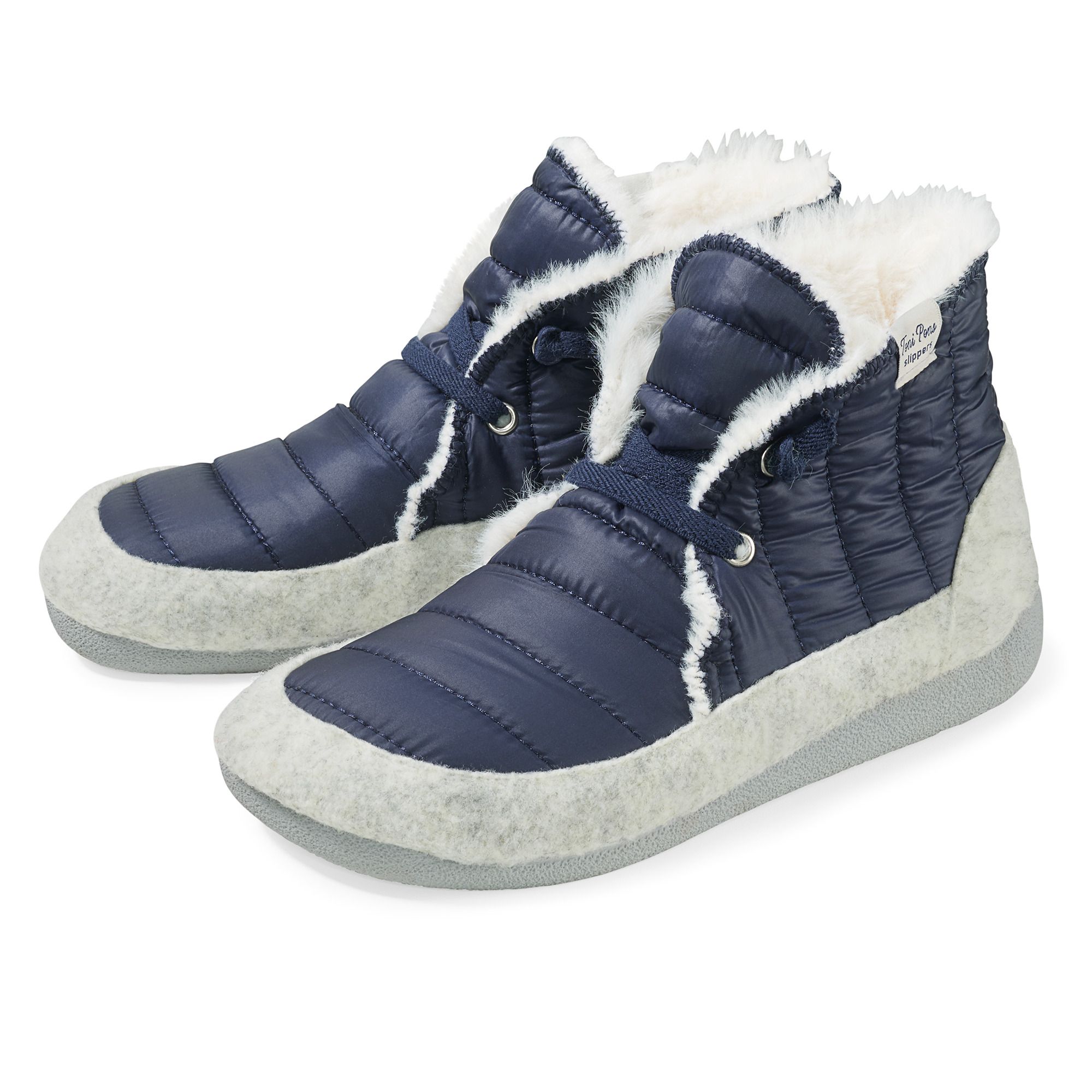 Blaue Pantoletten/Hausschuhe mit weißem Fellfutter. Steppdesign, Schnürsenkel. Graue Sohle. Label am Schaft.