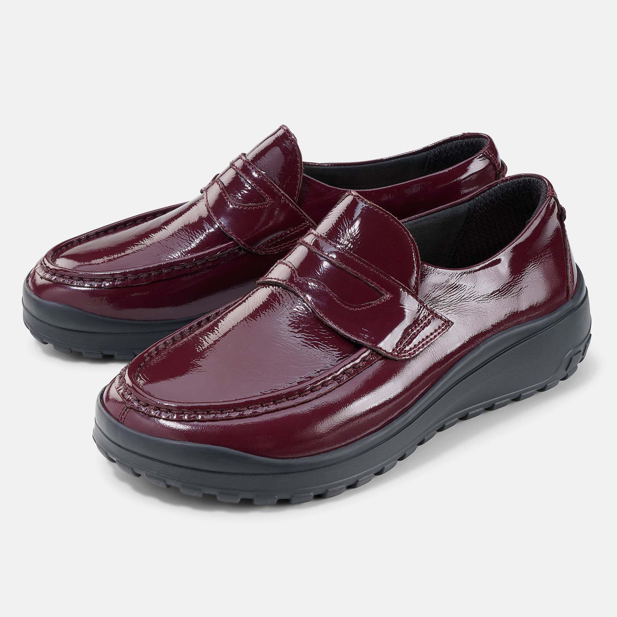 Damen-Slipper aus bordeauxrotem Lackleder mit breiter Passform und Keilabsatz.