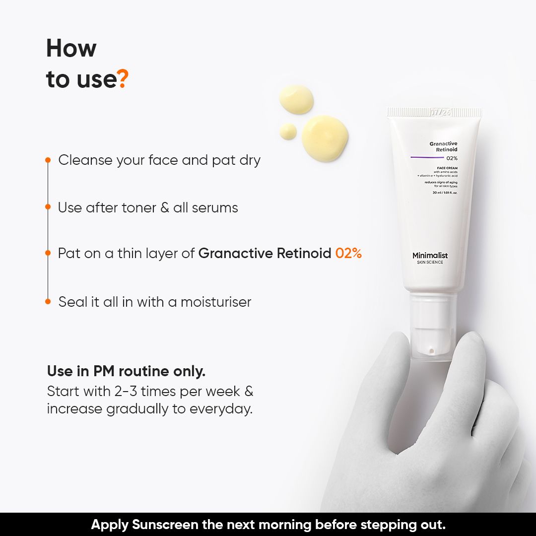 Hand hält weiße Tube. Anweisungen zur Anwendung: Reinigen, Toner, dünne Schicht, Feuchtigkeitspflege.