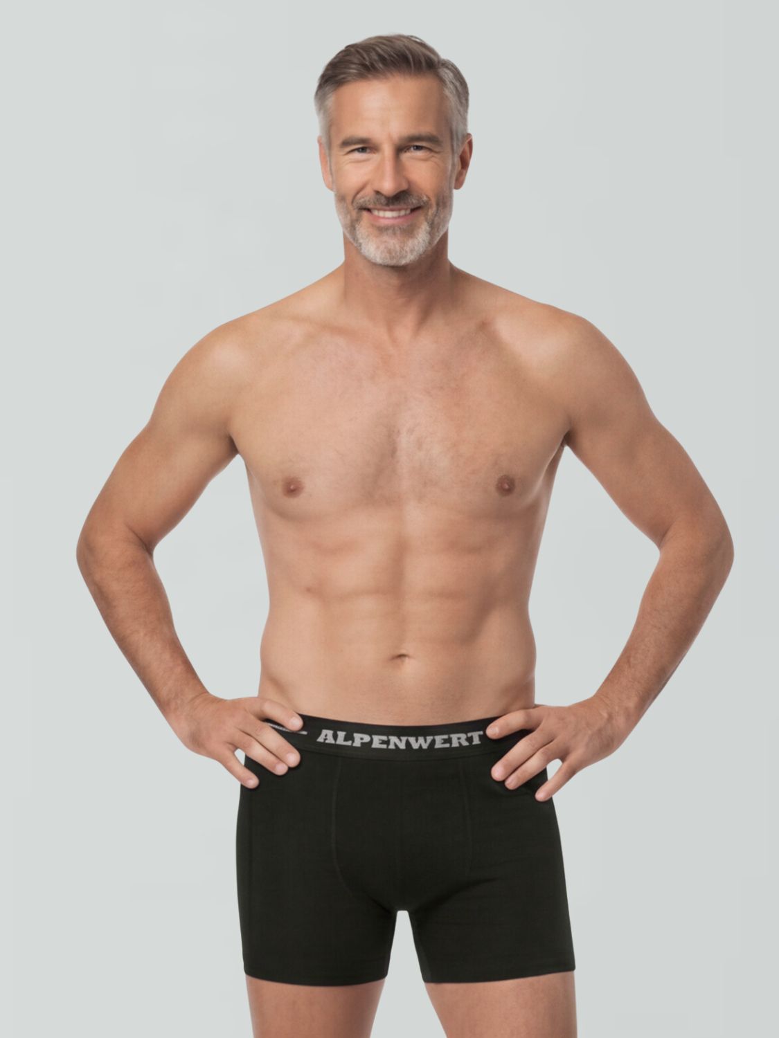 Mann in schwarzen Boxershorts aus Merinowolle mit ALPENWERT-Bund.