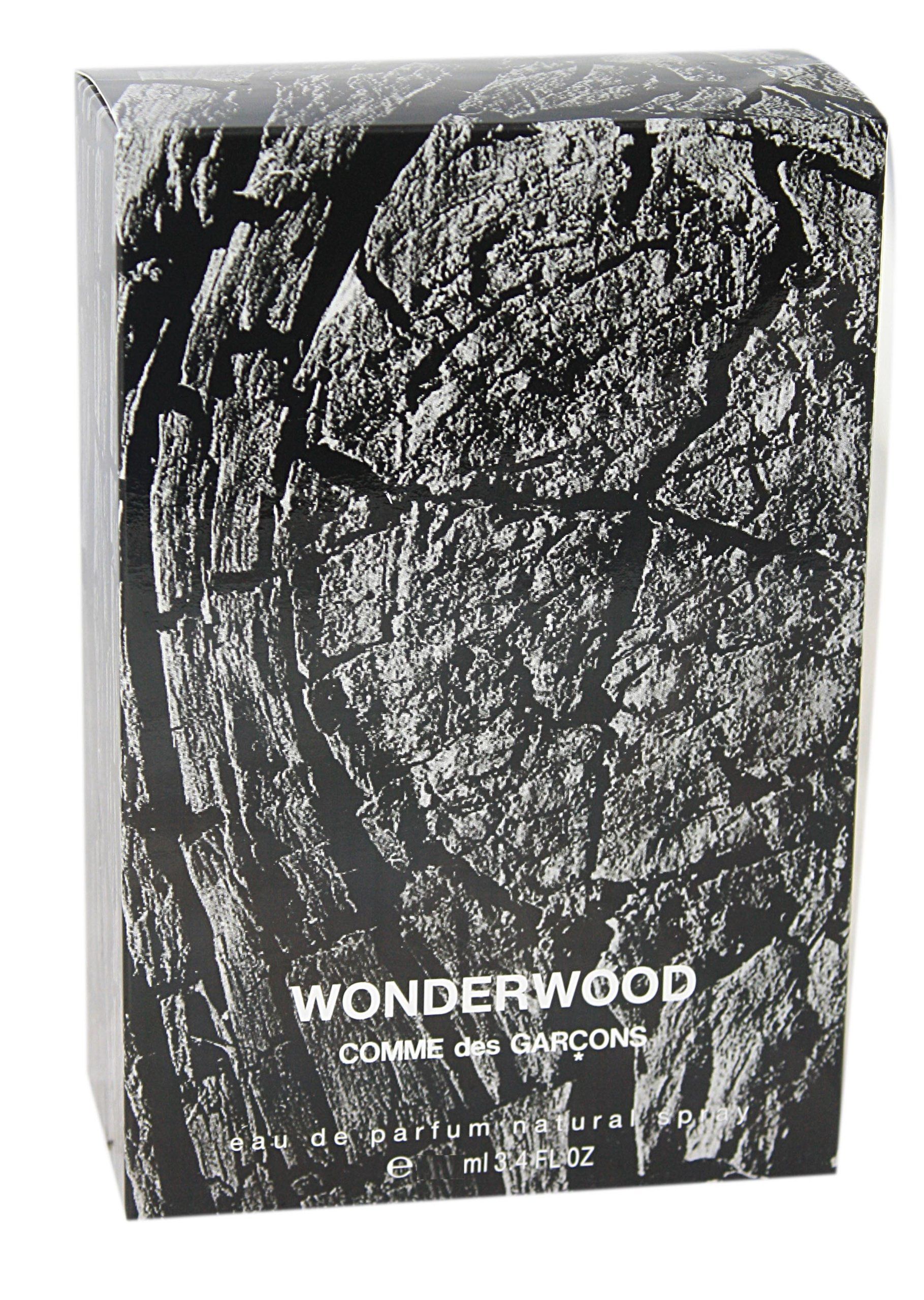 Schachtel mit Wonderwood-Aufdruck. Schwarzer Hintergrund mit Baumrindenmuster. Text: Comme des Garcons, Eau de Parfum.