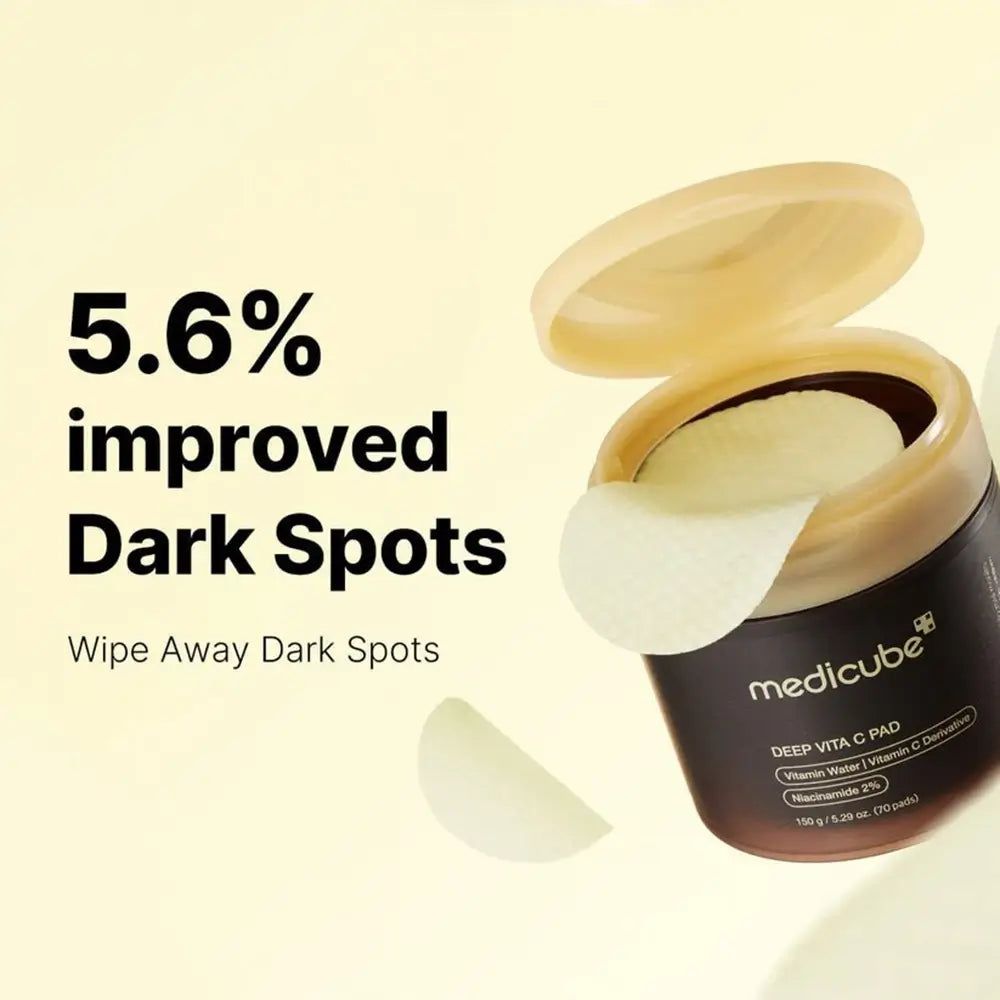 Behälter mit gelbem Deckel. Aufschrift: medicube, DEEP VITA C PAD, Vitamin Water, Vitamin C Derivative, Niacinamide 2%. Text: 5.6% verbesserte dunkle Flecken.