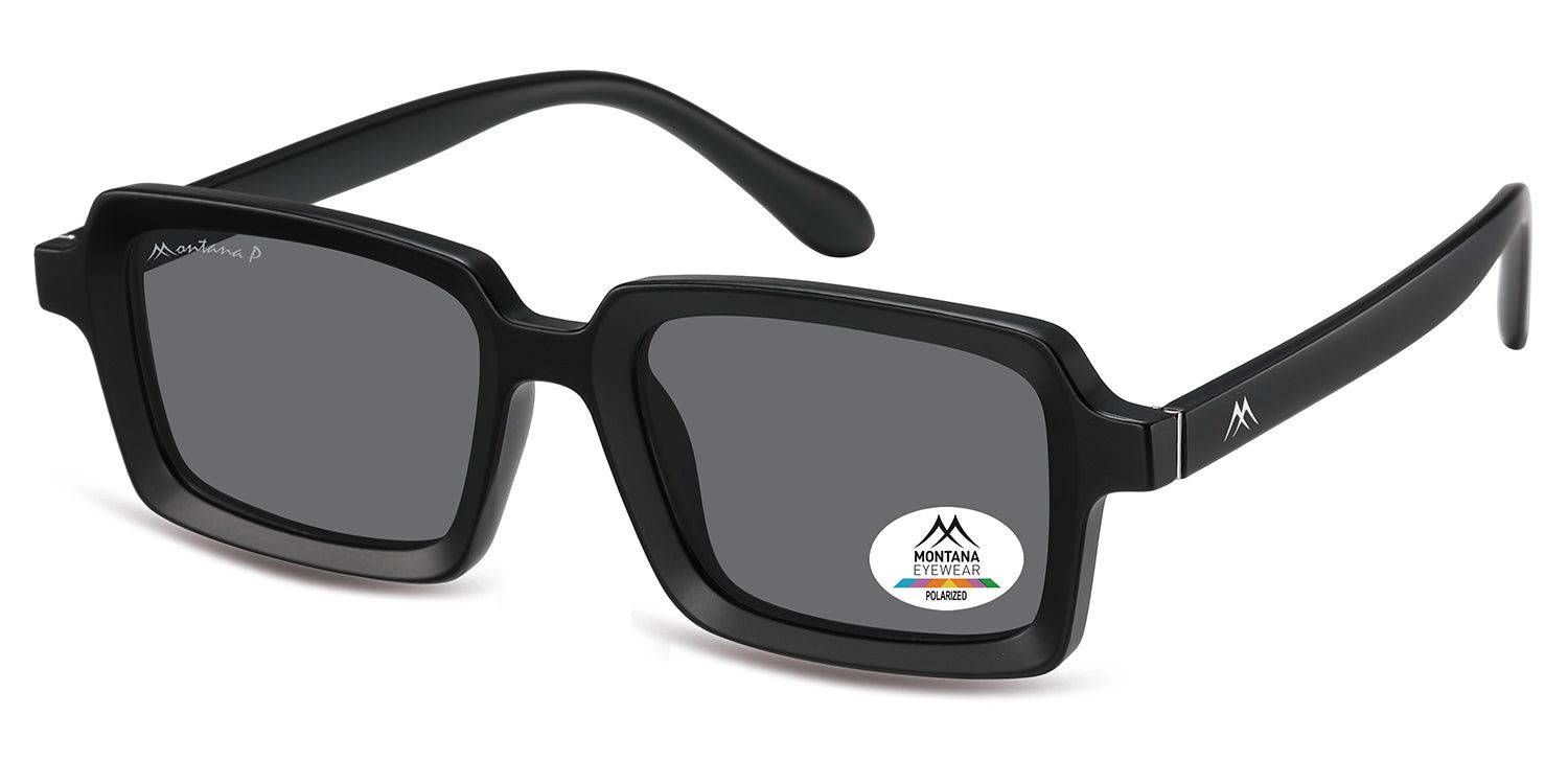 Schwarze Sonnenbrille, schräg von vorne. Rechteckige Gläser, Montana Eyewear Logo auf dem Bügel und Glas. Polarisiert-Aufkleber.