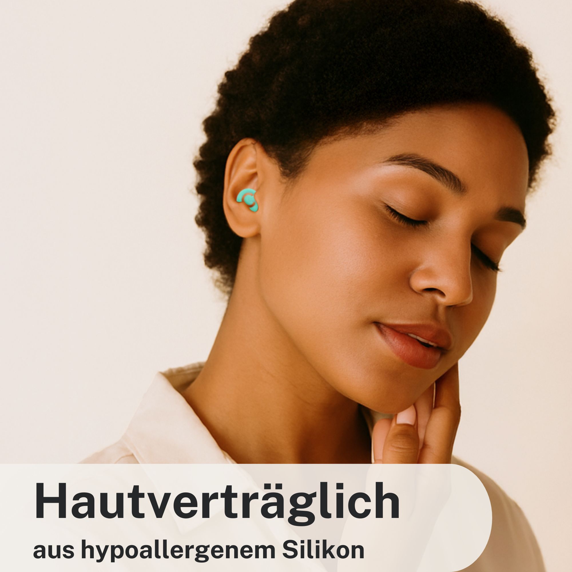Frau mit Ohrstöpsel im Ohr. Hautverträglich aus hypoallergenem Silikon.
