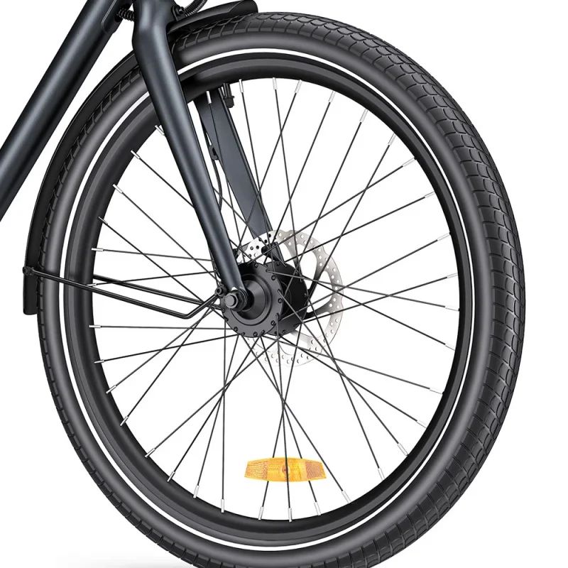 Nahaufnahme des Vorderrads eines grauen E-Bikes. Schwarzer Reifen, Speichen, Schutzblech und Bremsscheibe.