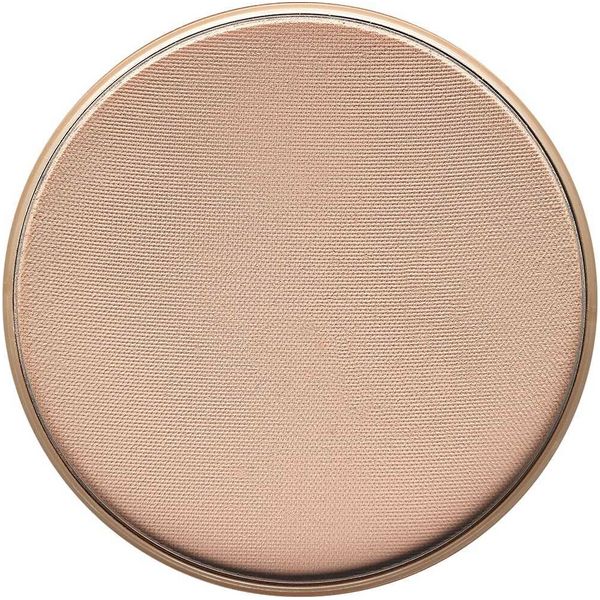 Runder, beigefarbener Foundation-Refill. Mit feiner, texturierter Oberfläche und goldenem Metallrand. Kompakte Form.