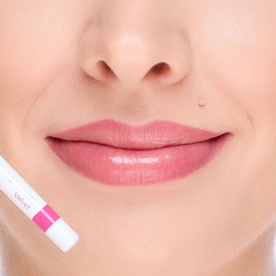 Nahaufnahme von Lippen mit Cosline Lipliner 205 Velvet. Der Lipliner ist in der Hand gehalten.