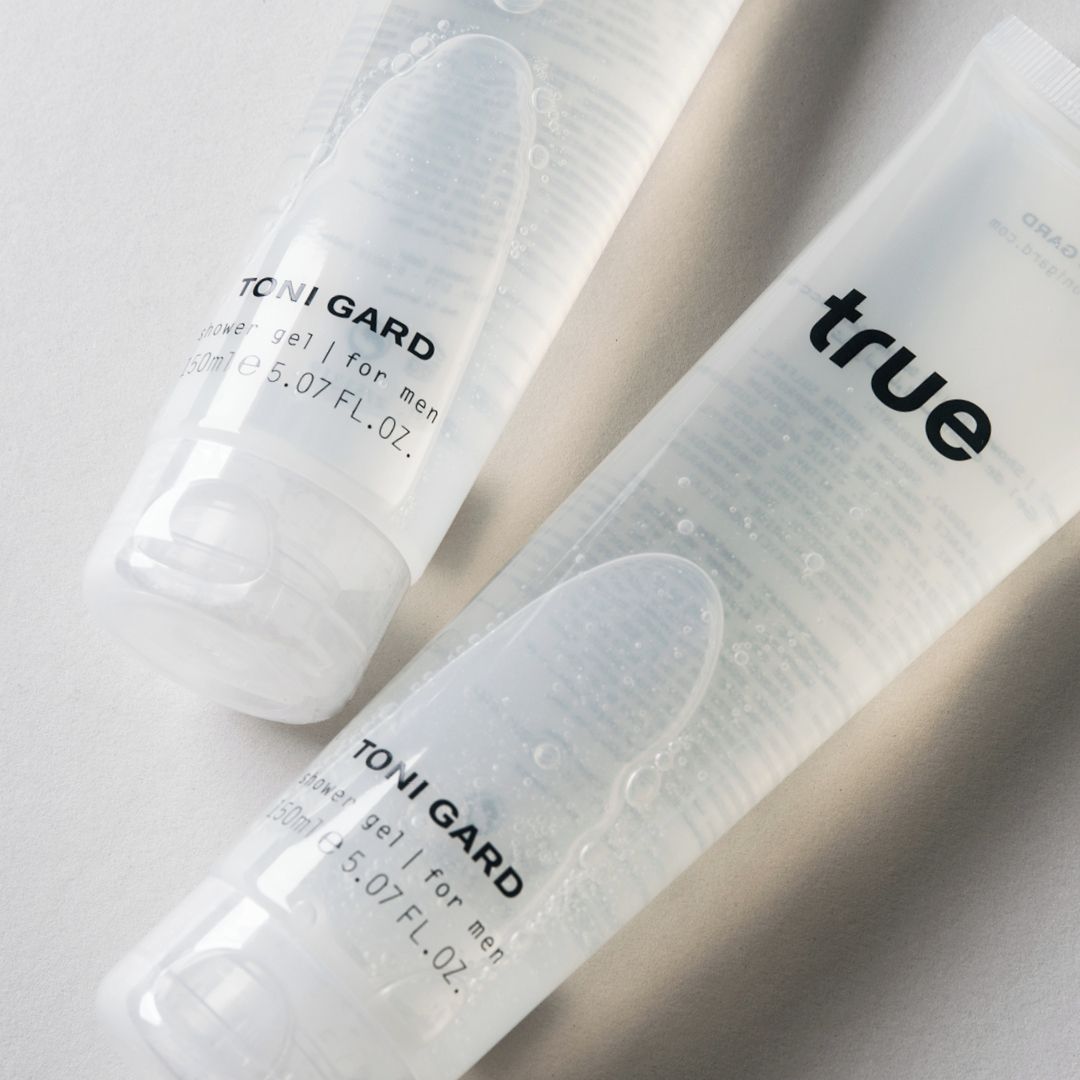 Zwei transparente Tuben mit "true"-Schriftzug und "TONI GARD"-Logo. Duschgel für Männer. Flaschen nebeneinander.