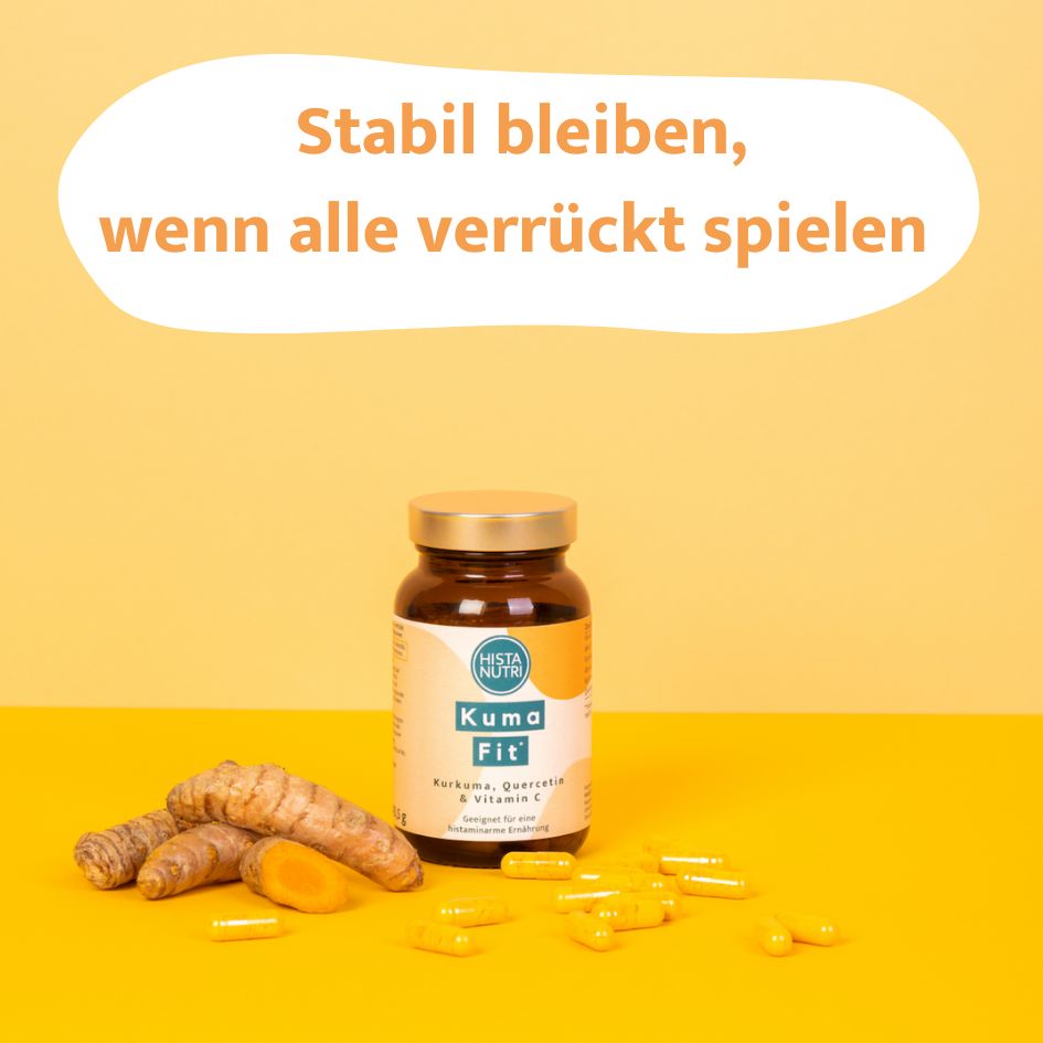 Gelber Hintergrund mit einer Flasche HistaNutri KumaFit, Kurkuma-Wurzeln und Kapseln. Aufschrift: "Stabil bleiben, wenn alle verrückt spielen".