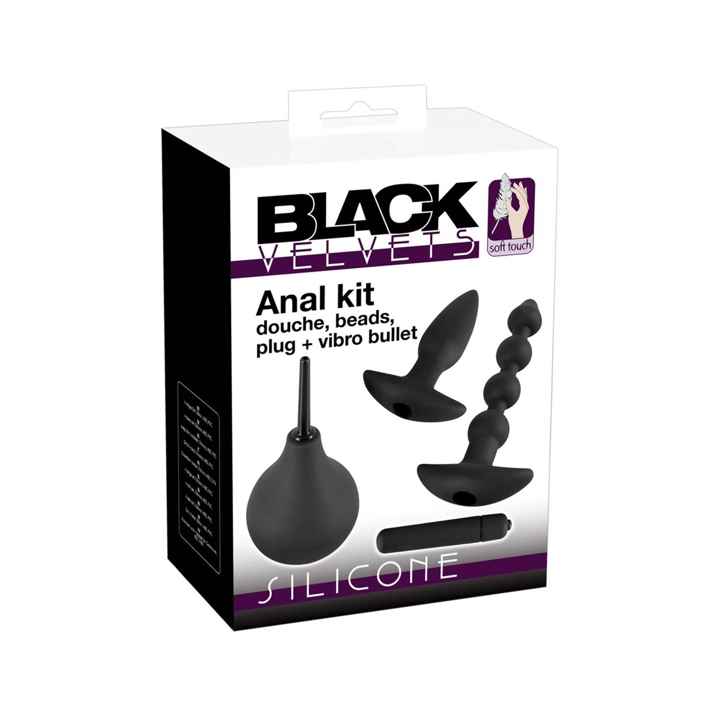 Schwarzes Anal-Kit in Verpackung. Enthält Douche, Perlen, Plug und Vibrationskugel. Aufschrift: BLACK VELVETS, SILICONE.