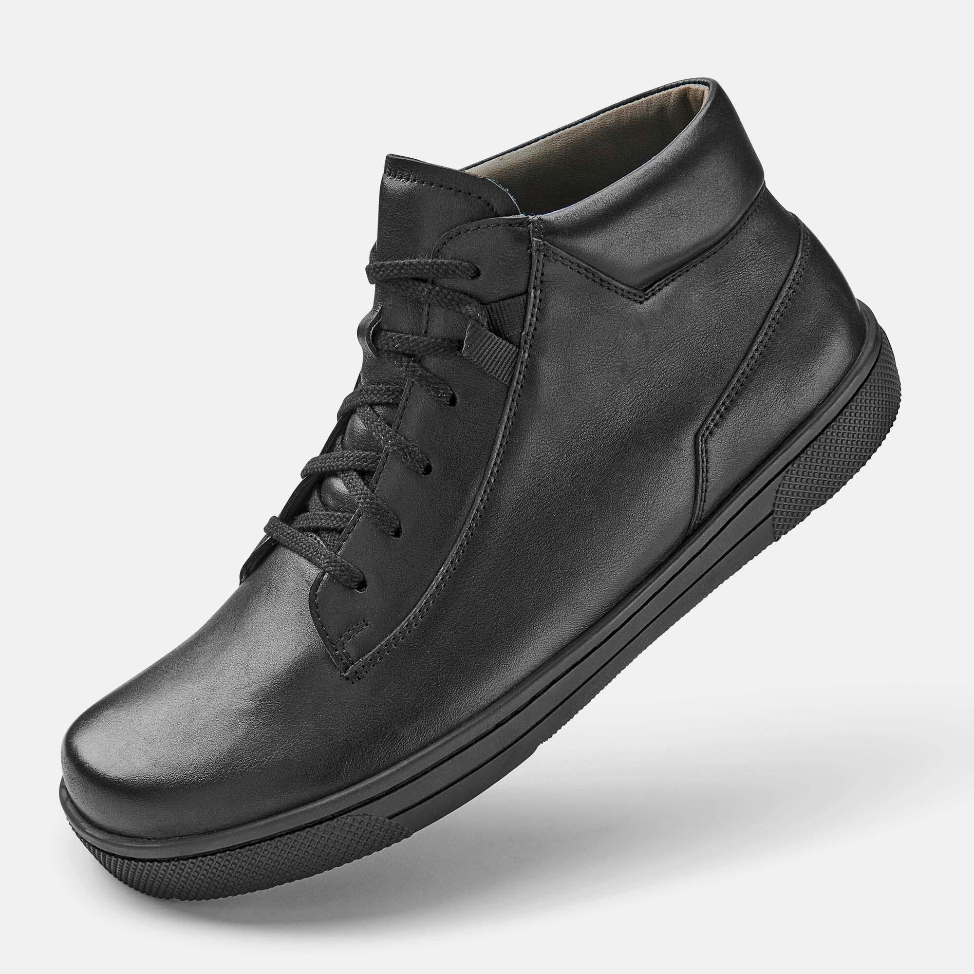 Schwarze Leder-Stiefelette für Herren, schräge Ansicht von vorne, breite Passform.