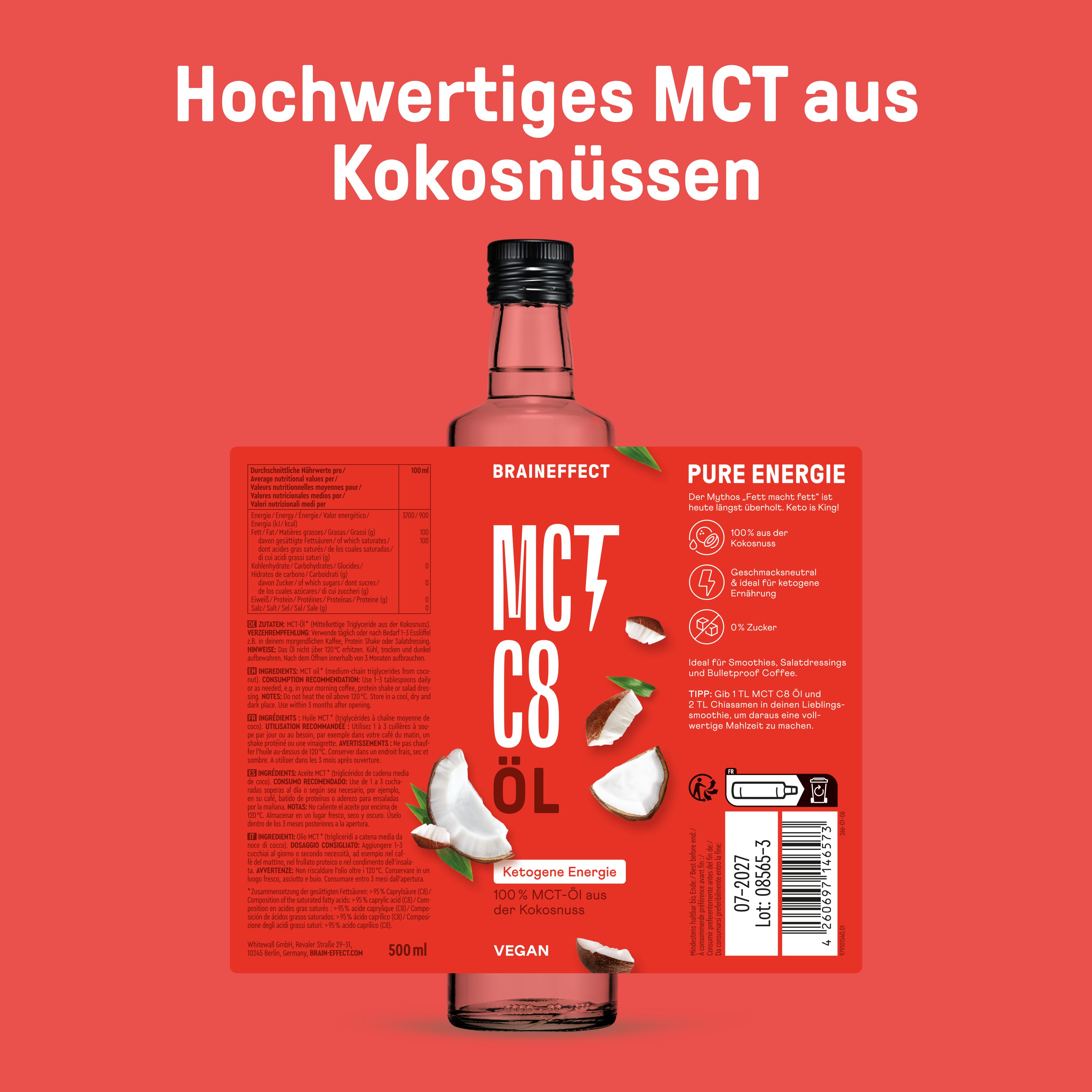 Flasche MCT C8 Öl mit Etikett. Roter Hintergrund. Auf dem Etikett: Nährwertangaben, Chargennummer, Mindesthaltbarkeitsdatum. Text: Hochwertiges MCT aus Kokosnüssen.