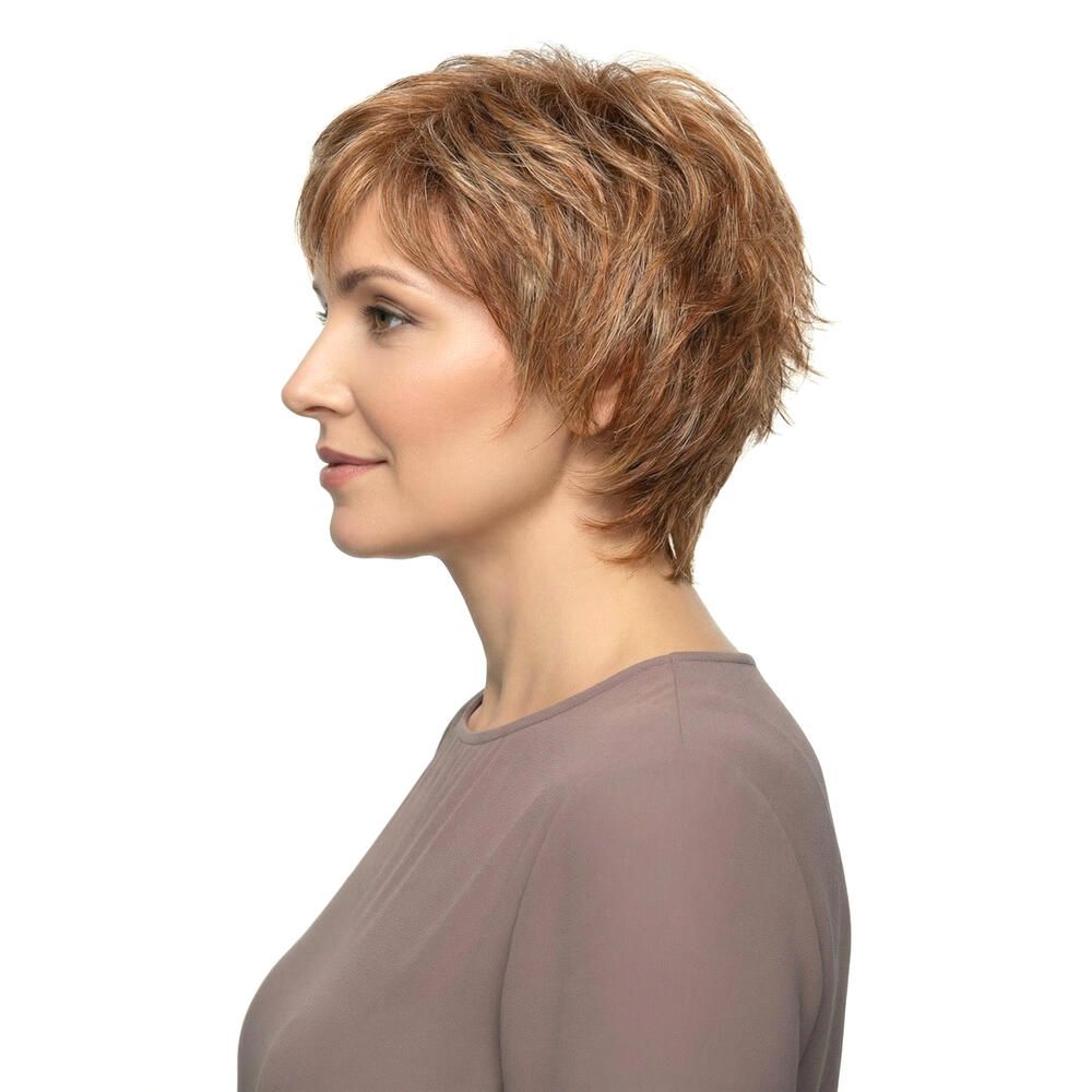 Kurzhaarperücke in Braun-Blond-Tönen. Frau mit braunem Oberteil. Profilansicht.