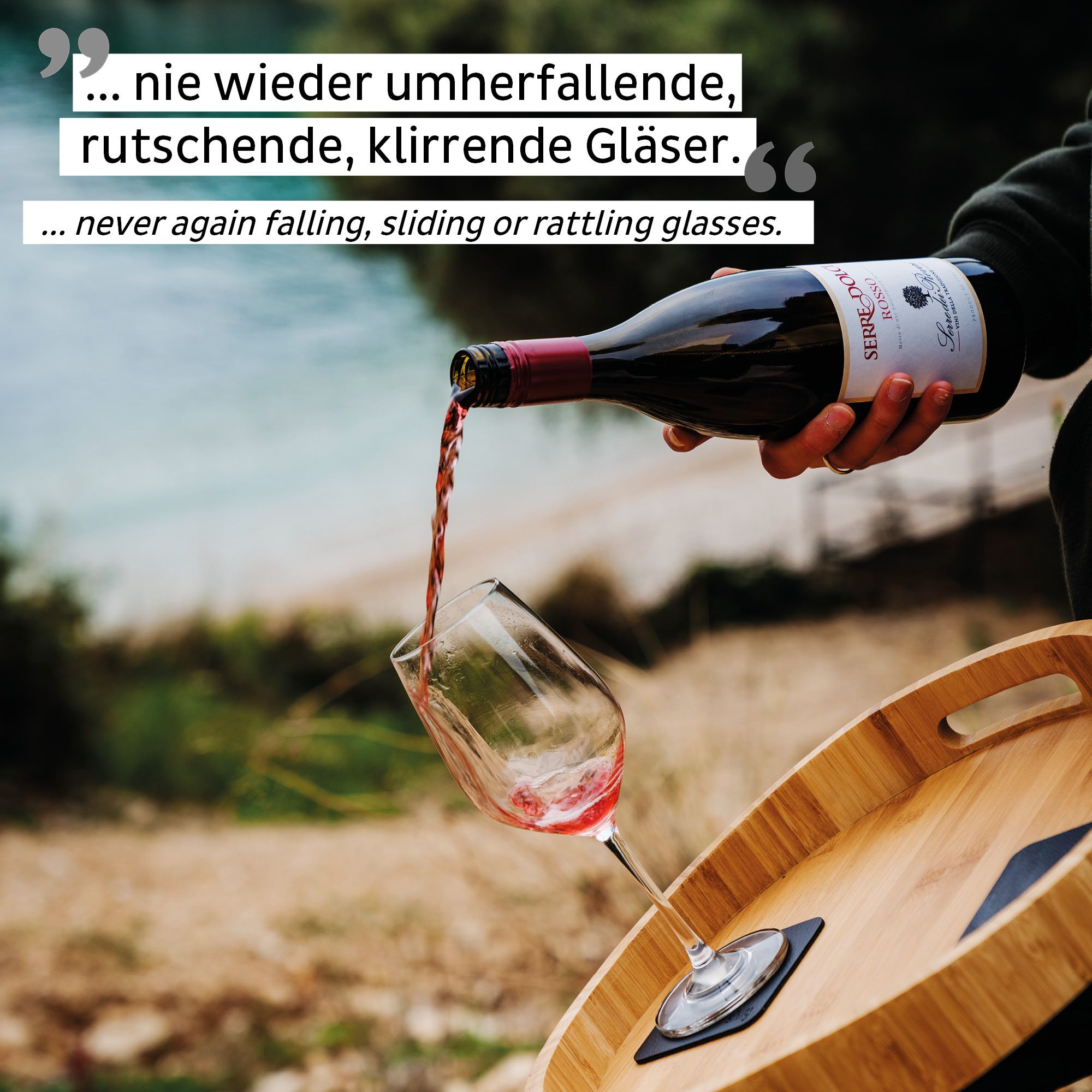 Ein Weinglas wird mit Wein gefüllt, das Glas steht auf einem Tablett. Zitat: "nie wieder umherfallende, rutschende, klirrende Gläser."