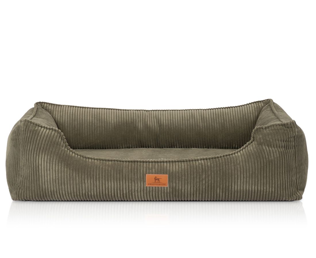 Orthopädisches Hundebett in Olivgrün. Cord-Optik, rechteckige Form mit erhöhten Seiten. Kleines Markenlabel.