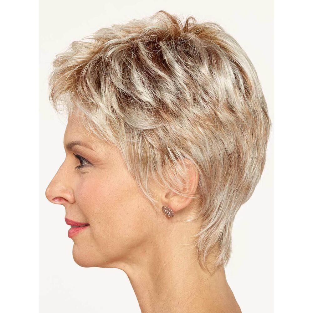 Kurzhaarperücke in Blondtönen. Seitenansicht. Frau mit Perücke. Ohrringe. Rosa Oberteil. Heller Hintergrund.