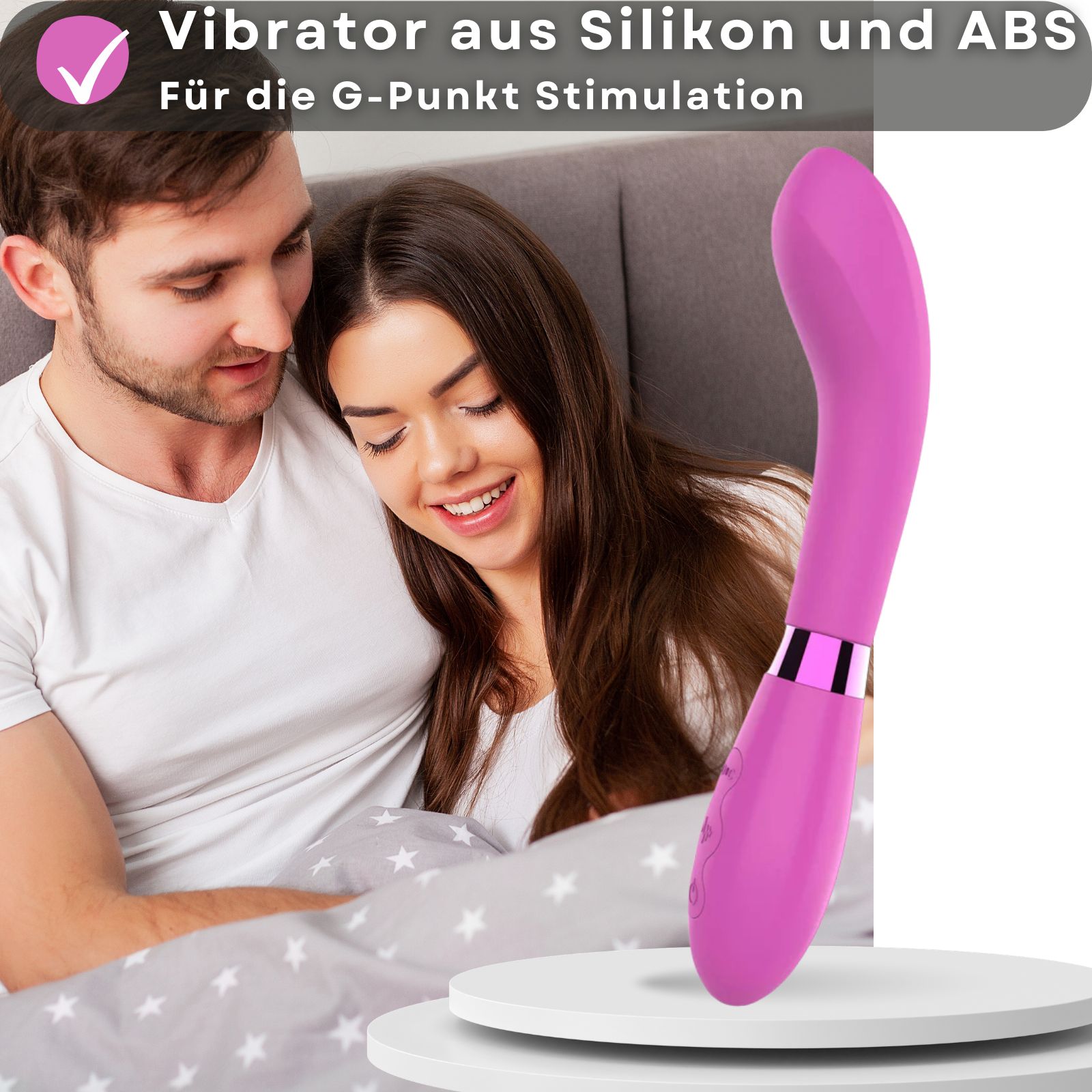 Rosa Vibrator. Text: Vibrator aus Silikon und ABS. Paar im Hintergrund. Auf weißem Podest.