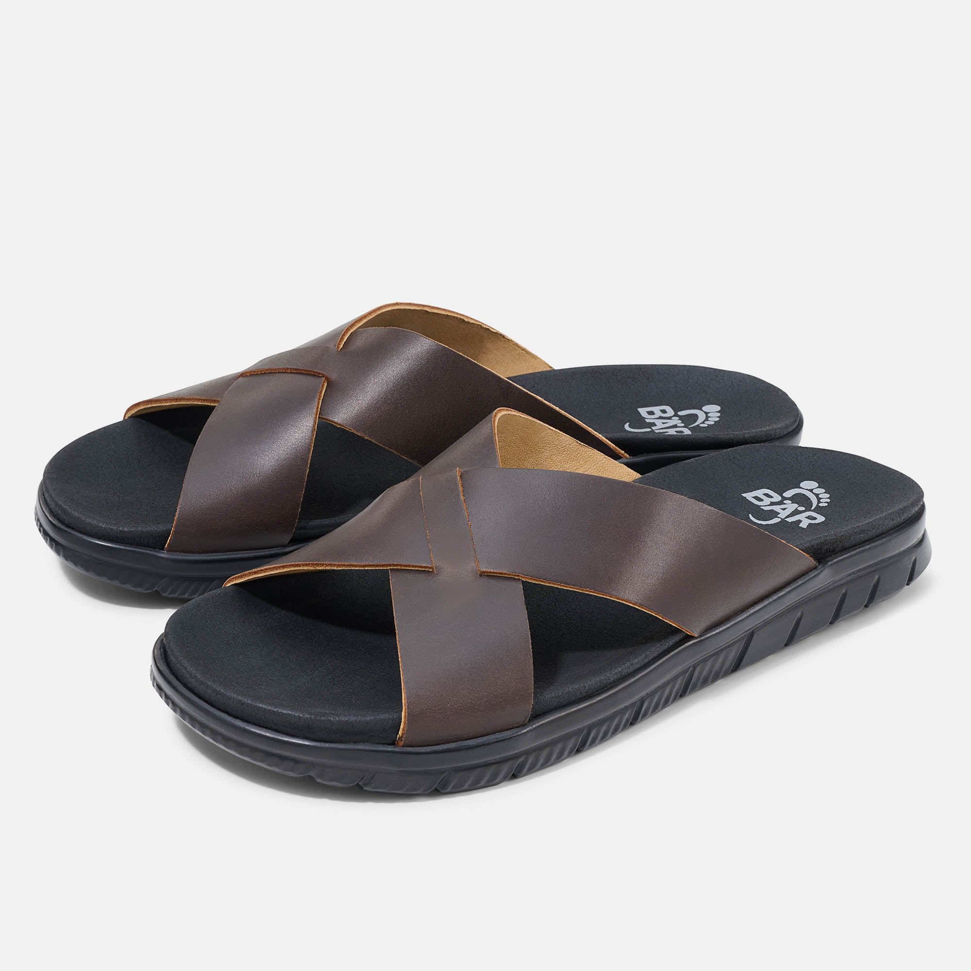 Braune Leder-Sandalen mit gekreuzten Riemen, Ansicht von oben.