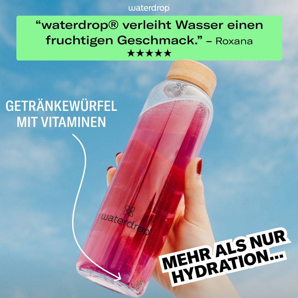 Frau hält eine Flasche mit rosa Flüssigkeit. Auf der Flasche steht waterdrop®. Text: waterdrop® verleiht Wasser einen fruchtigen Geschmack. Mehr als nur Hydration.