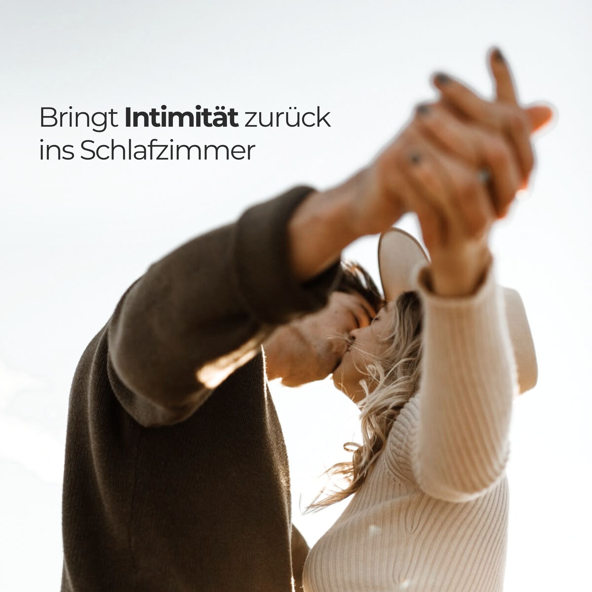 Zwei Personen umarmen sich. Text: Bringt Intimität zurück ins Schlafzimmer.