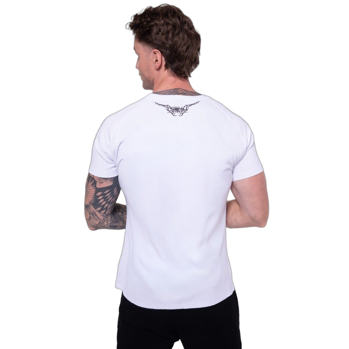 GymBeam T-Shirt Herren slim gerippt mit Tribal-Stickerei in Weiß