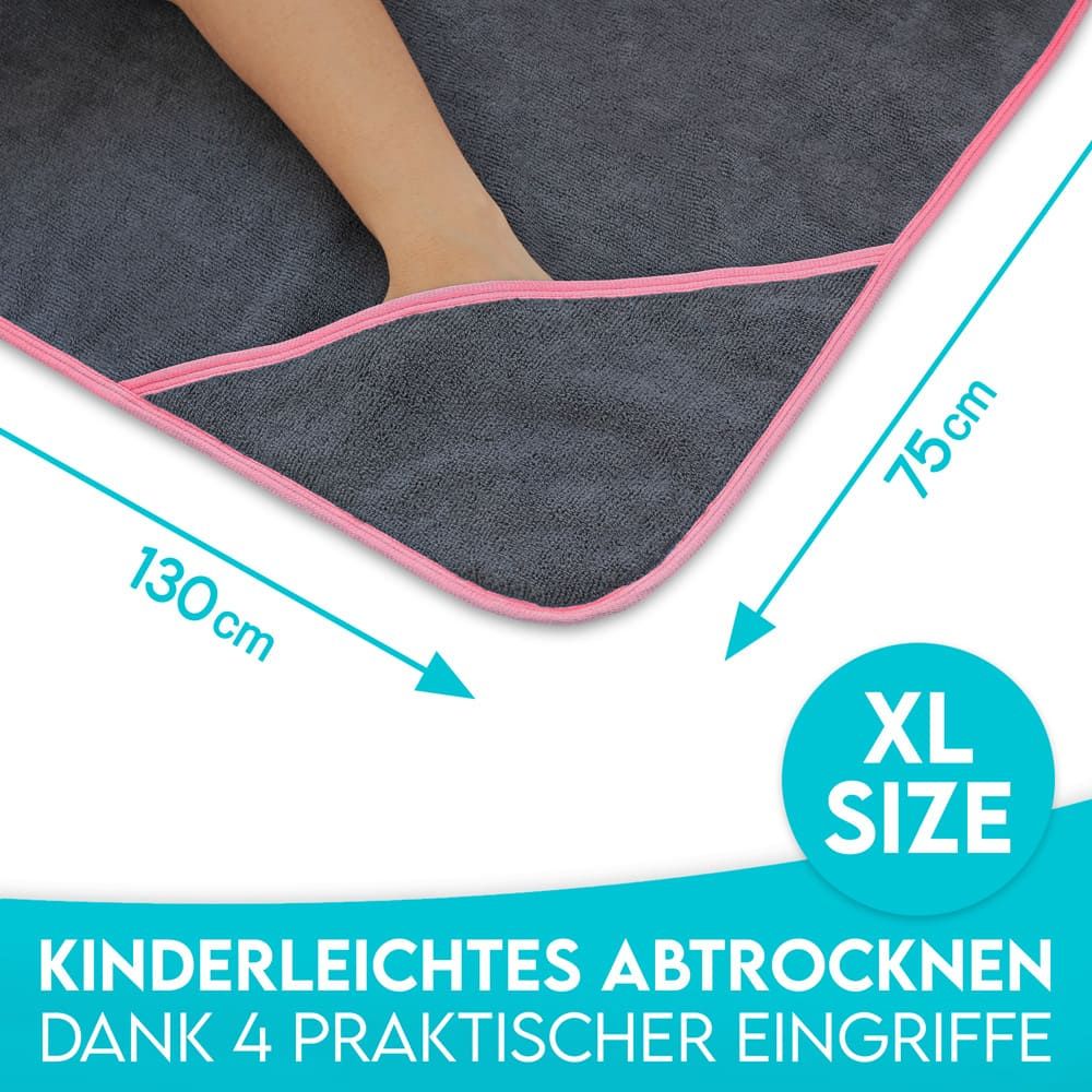 Graues Hundehandtuch mit rosa Einfassung. Maße: 130x75cm. Text: Kinderleichtes Abtrocknen dank 4 praktischer Eingriffe.