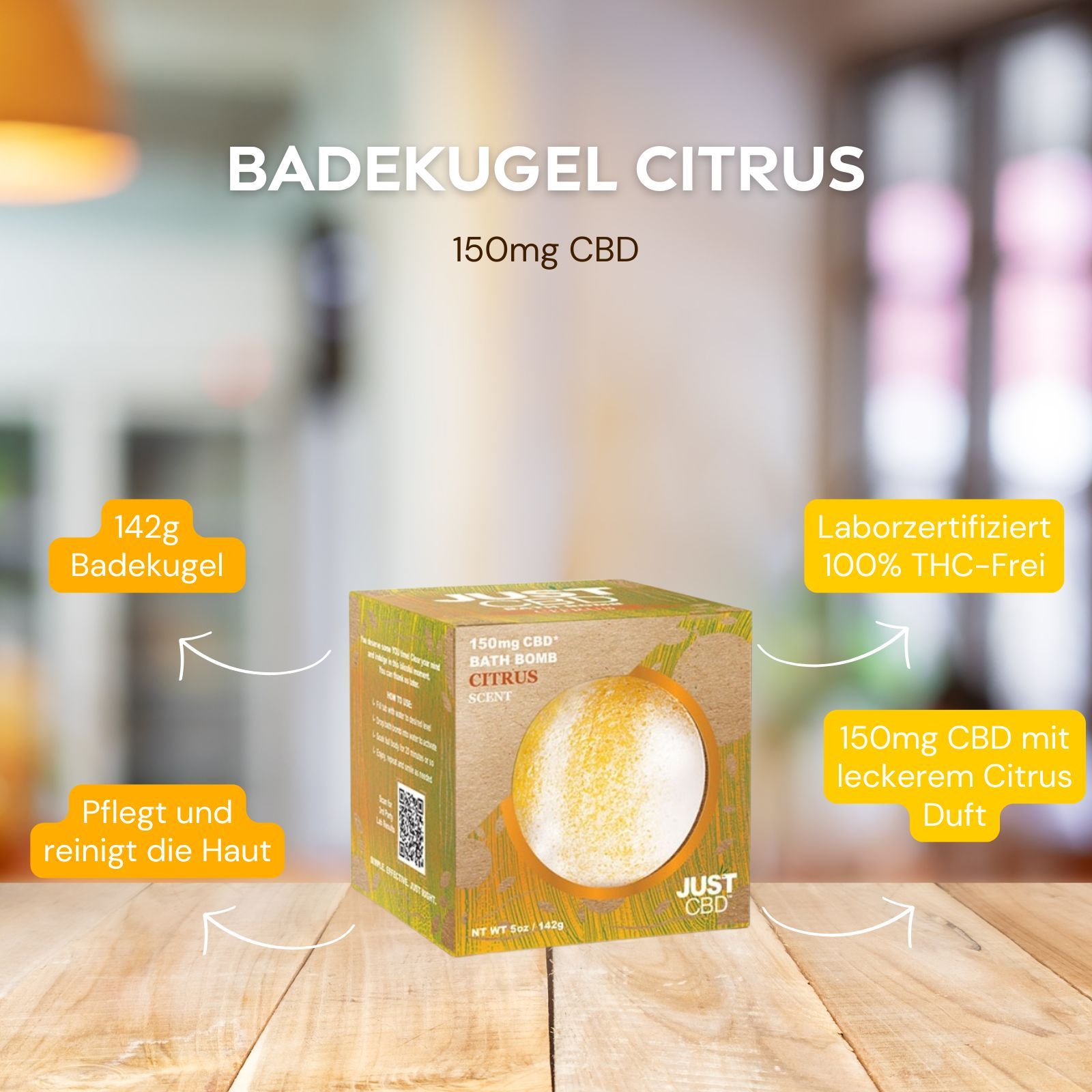 Karton mit CBD-Badebombe. Aufschrift: 150mg CBD, Citrus. Marke: JUST CBD. Badebombe auf Holzoberfläche.