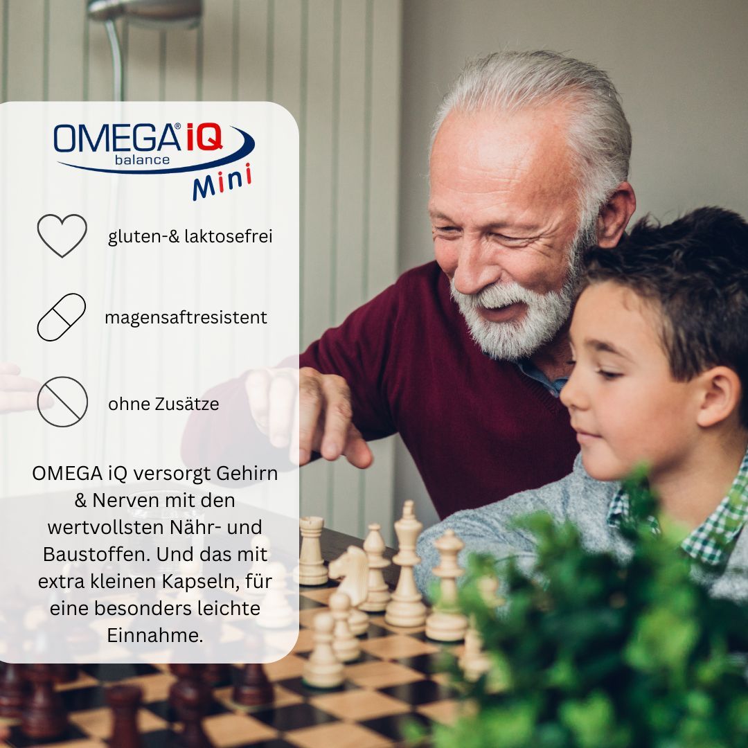 Ein Mann und ein Junge spielen Schach. OMEGA IQ Mini-Logo und Text: gluten- & laktosefrei, magensaftresistent, ohne Zusätze.