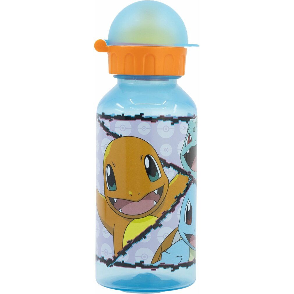 Blaue Trinkflasche mit Pokémon-Motiv. Oben blauer Deckel, orangefarbener Verschluss. Charmander und Squirtle-Illustrationen auf dem Flaschenkörper.