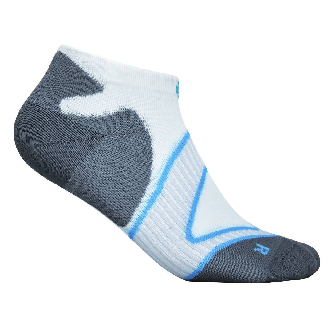 Grau-weiß-blaue Laufsocke. Knöchelhoch, mit Verstärkungen und blauen Akzenten. "R" am rechten Fuß.