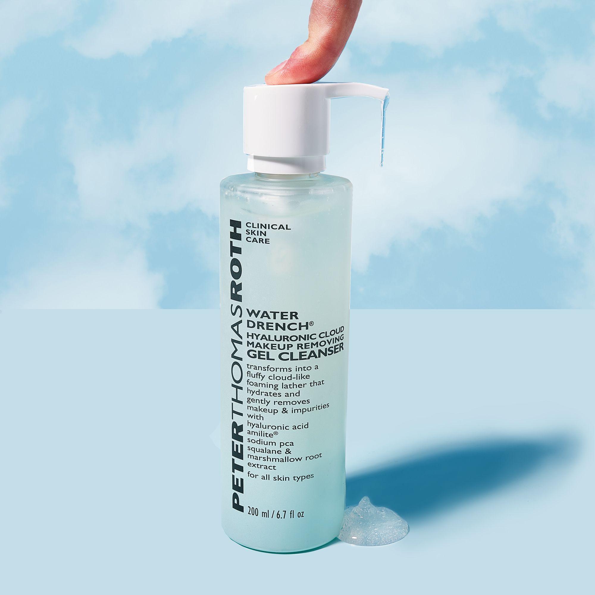 Hautpflegemittel mit Pumpe. Aufschrift: Water Drench Hyaluronic Cloud. Finger berührt den Spender. Hellblaues Fläschchen.