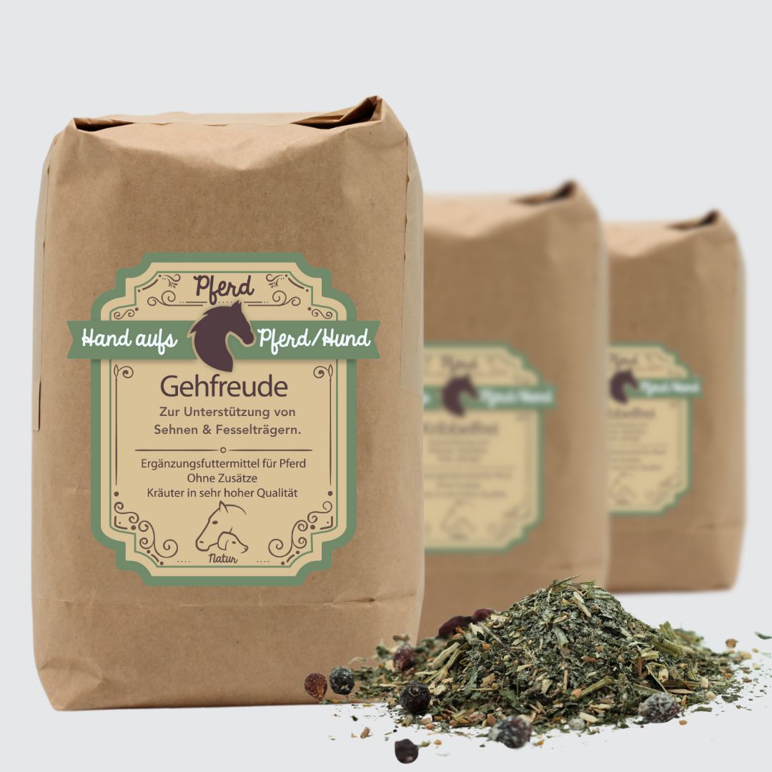 Drei braune Papiertüten mit Produktetiketten. Kräutermischung daneben. Text: Hand aufs Pferd/Hund, Gehfreude. Ohne Zusätze.
