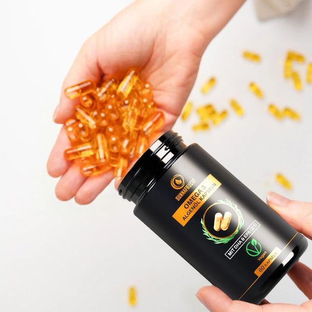 Hände schütten SUNNAFRUCHT Omega 3 Algenöl Kapseln aus einer Dose.