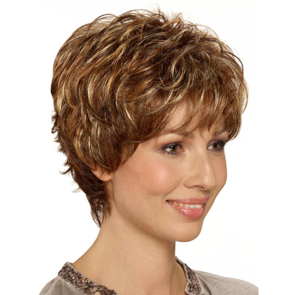 Kurzhaarperücke mit braunen und blonden Strähnen. Frau schaut zur Seite. Seitliche Ansicht.