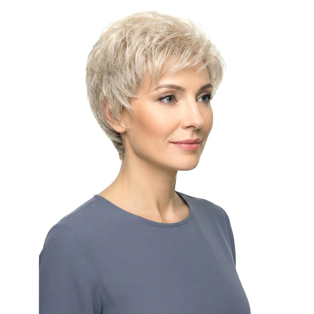 Kurzhaarperücke, blondiert, Dreiviertelansicht einer Frau. Graues Oberteil. Heller Hintergrund.