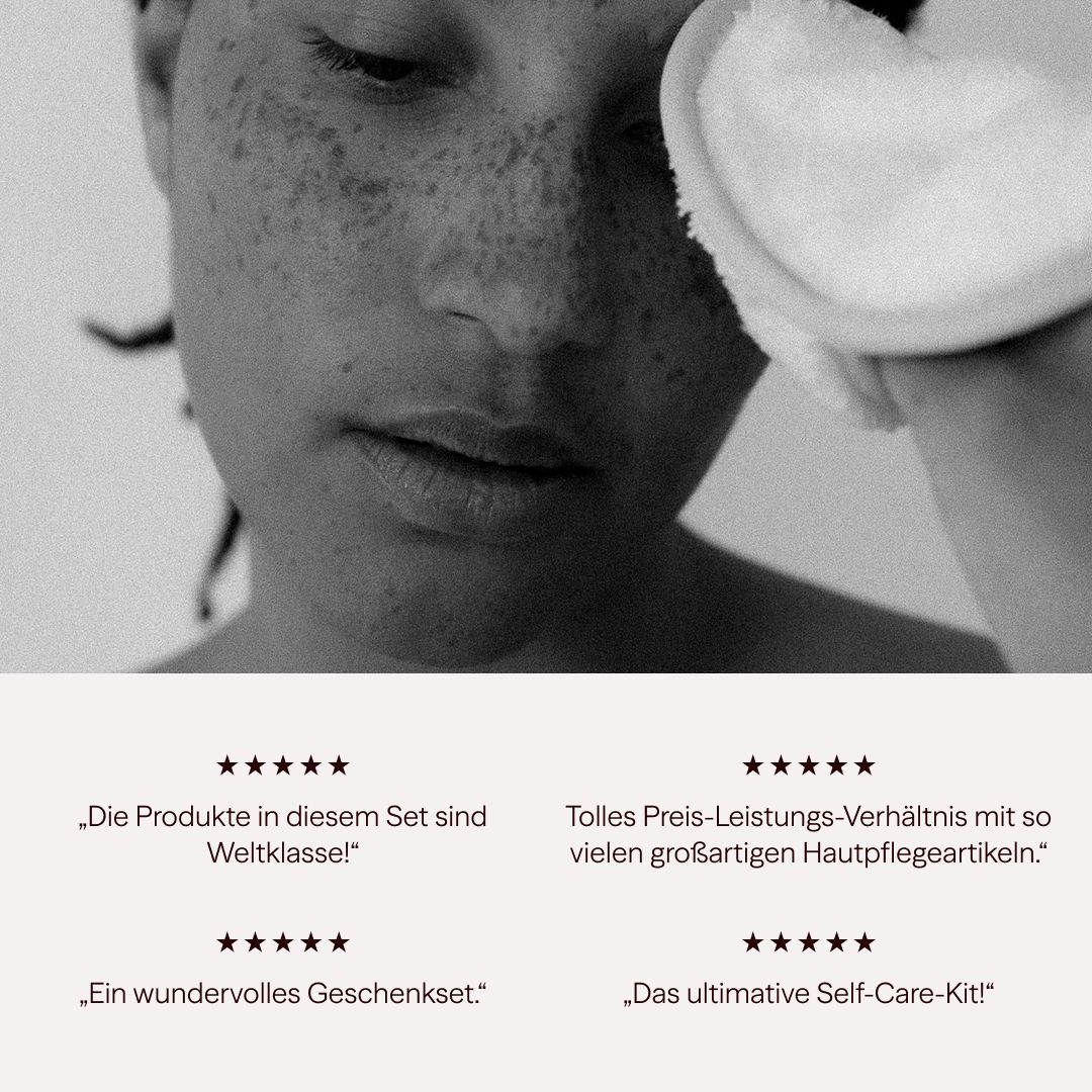 Schwarz-Weiß-Foto einer Frau mit Waschpad. Text: Bewertungen, Geschenkset, Self-Care-Kit.