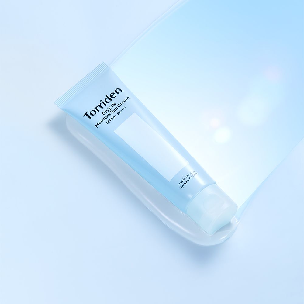 Torriden DIVE IN Moisture Sun Cream SPF50+ PA++++ auf einem stilisierten Untergrund.