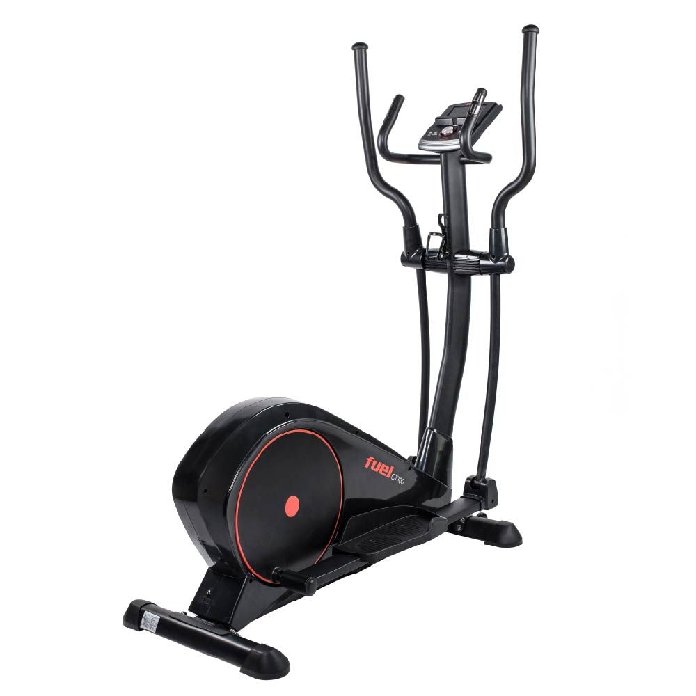 Schwarzer Crosstrainer mit roten Akzenten. Sichtbar: Griffe, Pedale, Konsole mit Display. Marke: FUEL.