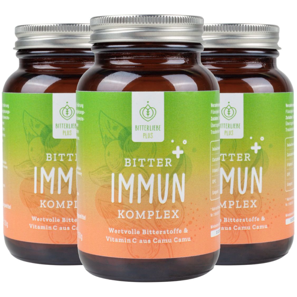 Drei Flaschen BitterLiebe Immun Komplex. Braune Glasflaschen mit grünen Etiketten. Aufschrift: Bitter, Immun, Komplex, Vitamin C.