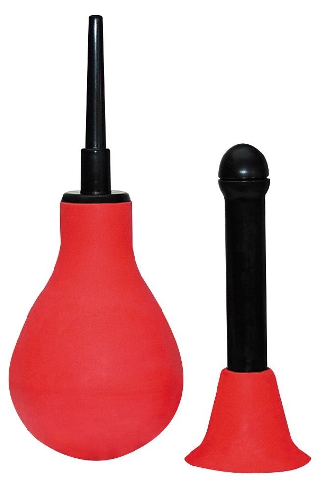 Rote Intimdusche mit zwei schwarzen Aufsätzen. Birnenförmiger Pumpball und zylindrischer Aufsatz mit breiter Basis.