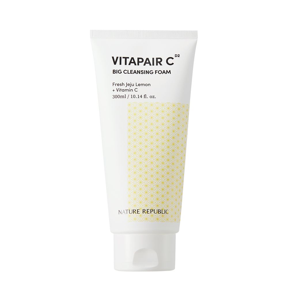 Weißer Tubenreiniger mit gelbem Muster. Aufschrift: Vitapair C Big Cleansing Foam, Nature Republic. Text: Fresh Jeju Lemon + Vitamin C.