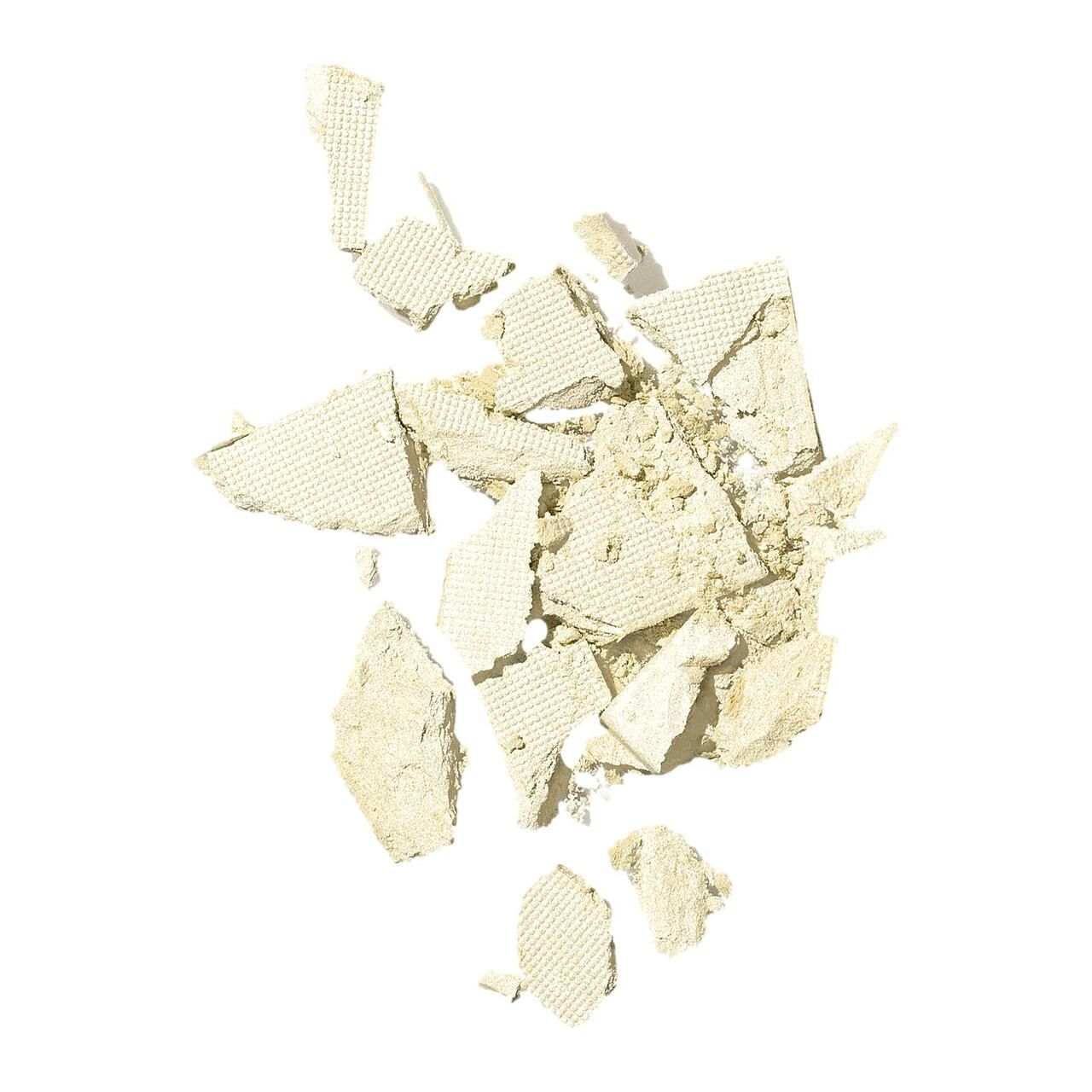 Zerstückelte, helle Puderstücke. Die Stücke sind unregelmäßig geformt und haben eine gepunktete Oberfläche.