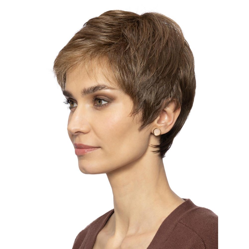 Kurzhaarperücke mit braunen und blonden Strähnen. Seitenansicht einer Frau mit Perücke.